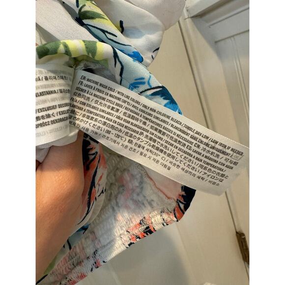 Abercrombie & Fitch size medium white and floral top - Picture 7 of 8